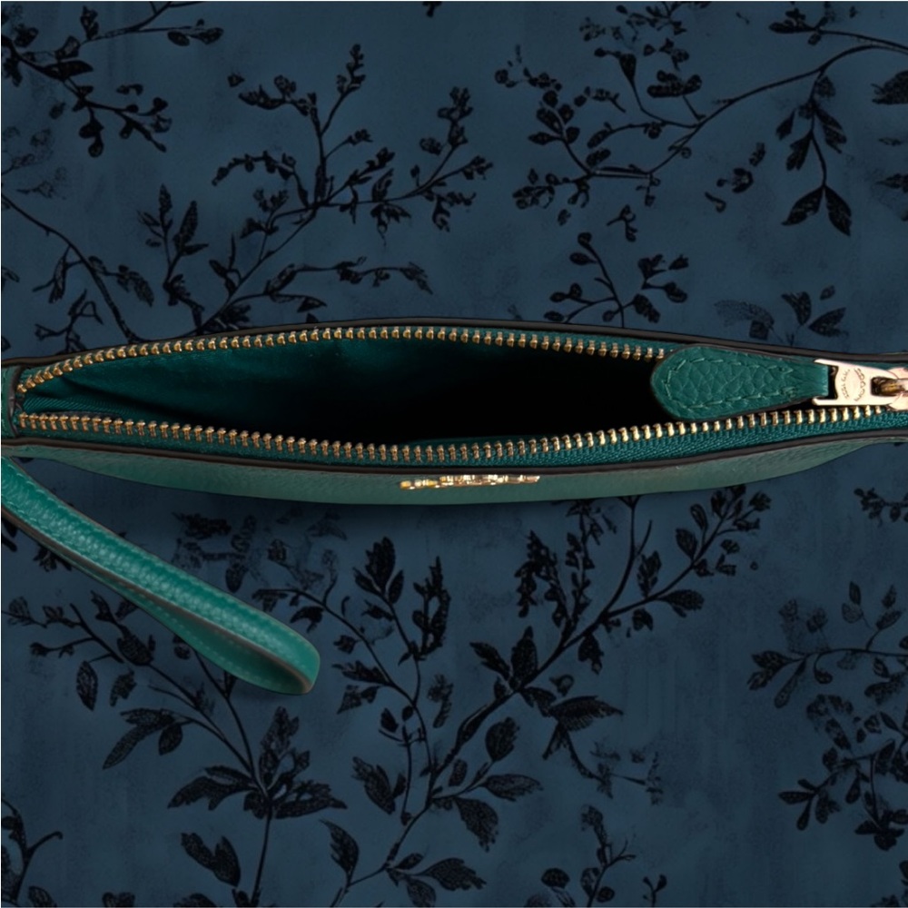 Coach emerald green leather wristlet - Picture 3 of 5